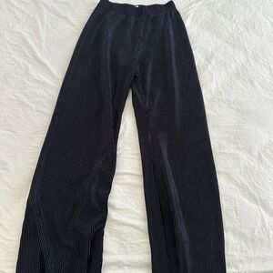 Wide-Leg Pleated Pants in Black